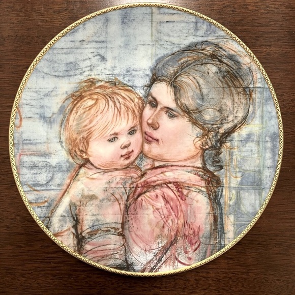 Collectible The Edna Hibel Decorative Plate “A Time to Embrace” 1990 - Picture 1 of 9